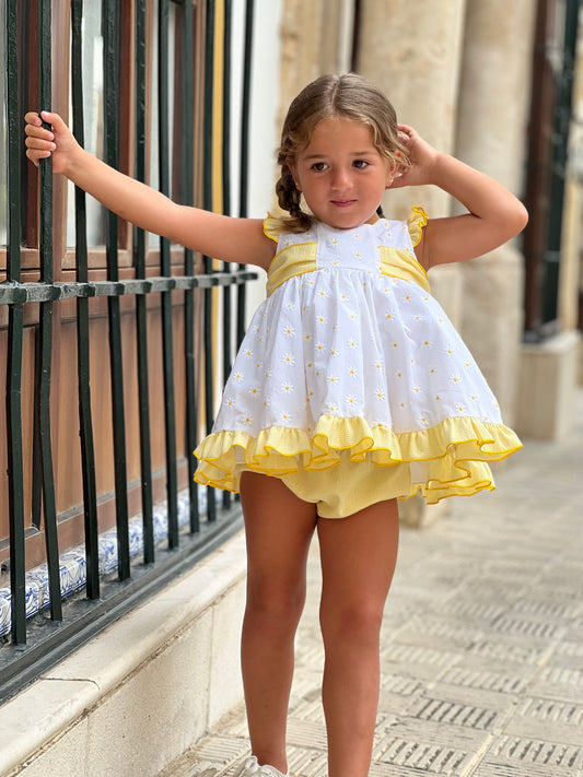 Yellow dress with daisies